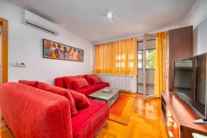 Cityscape Comfort Apartment With Garage - Happy Rentals - Image 2