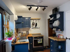 Cosy Seaside Cottage - Image 3