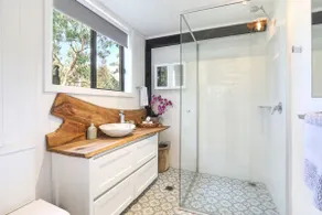 Fireplace, Pebbled Path to water & Pet-Friendly - Image 5
