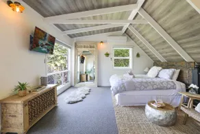 Fireplace, Pebbled Path to water & Pet-Friendly - Image 3
