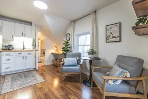Charming Upstairs Studio Apartment - Image 2