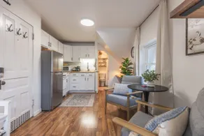 Charming Upstairs Studio Apartment - Image 4
