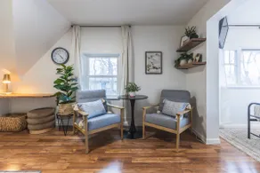 Charming Upstairs Studio Apartment - Image 3