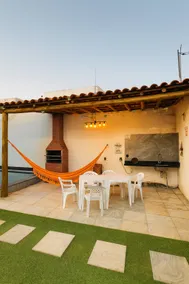 Spacious House with Pool and Barbecue Area - Image 5