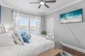 DockTales - Panoramic Views & Private Dock - Image 4
