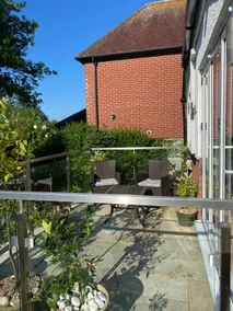 Self contained 2 person dog friendly apartment Free parking - Image 4