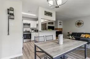 Cozy cosmopolitan townhome - Image 3
