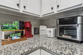 Cozy cosmopolitan townhome - Image 5