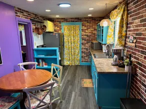 Friends themed apartment, sleeps 4! - Image 2