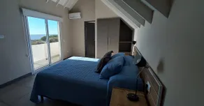 Oasis facing the ocean with pool - Image 3