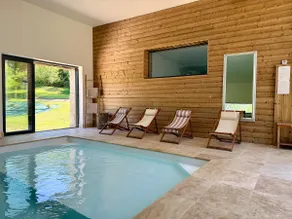 4-star estate with indoor pool & concierge - Image 3