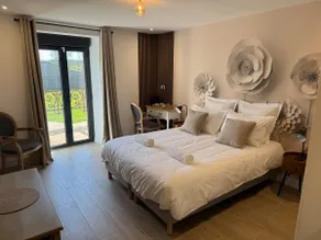 4-star estate with indoor pool & concierge - Image 4