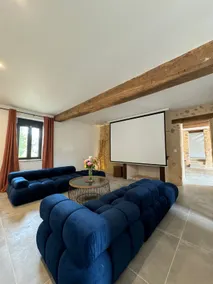 4-star estate with indoor pool & concierge - Image 5