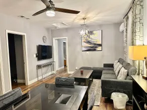 Walk to USC, Coliseum & BMO | 3BR + Parking - Image 2