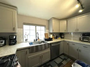 Walk to USC, Coliseum & BMO | 3BR + Parking - Image 4