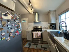 Walk to USC, Coliseum & BMO | 3BR + Parking - Image 5