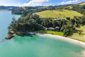 Wharetana Bay Villa with private walkway to beach! - Image 5
