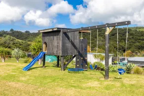 Wharetana Bay Villa with private walkway to beach! - Image 4