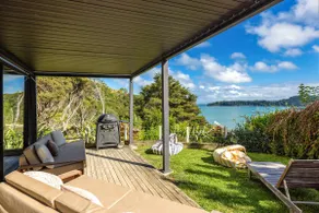 Wharetana Bay Villa with private walkway to beach! - Image 3