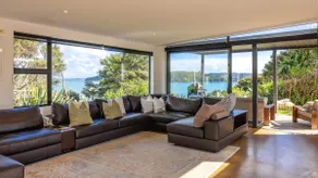Wharetana Bay Villa with private walkway to beach! - Image 2