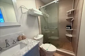 Cozy Home | 10 & 15 Min to IMG/Beach | Budget Stay - Image 2