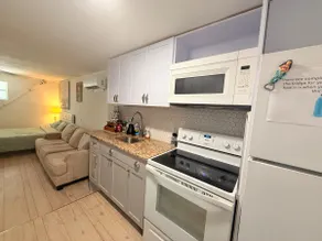Cozy Home | 10 & 15 Min to IMG/Beach | Budget Stay - Image 4