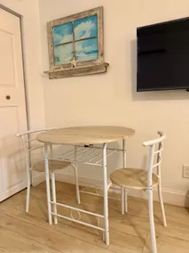 Cozy Home | 10 & 15 Min to IMG/Beach | Budget Stay - Image 5