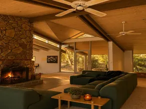 Glasshouse Lake Eildon Architectural Retreat - Image 5