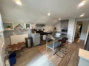 Circle Back Modern Apartment - Image 3