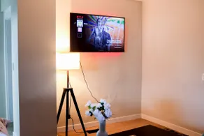 Cozy 2 BDR Suite w. Parking - Close to Downtown - Image 4