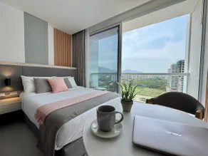 Suite overlooking the sea on the 13th floor - Image 2