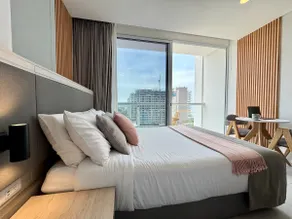Suite overlooking the sea on the 13th floor - Image 5