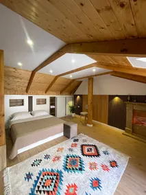 Luxury Loft Retreat Pedestrian street - Image 3