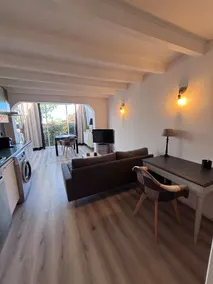 Cozy, air-conditioned 1-bedroom apartment with veranda and garden in Borgo - Image 2