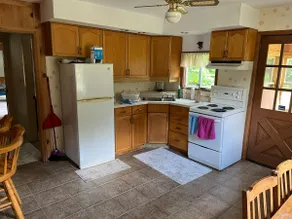 Serene Lakeview Cottage - Image 5