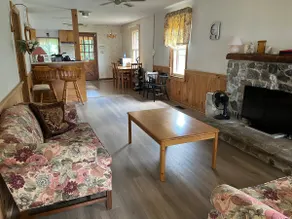 Serene Lakeview Cottage - Image 3