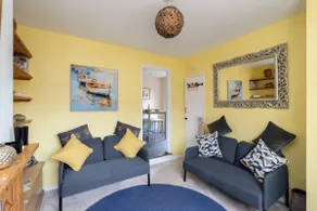 Quaint 3 bed Cottage in central Dorking with parking - Image 2