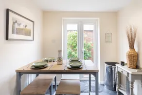 Quaint 3 bed Cottage in central Dorking with parking - Image 3