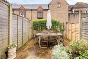 Quaint 3 bed Cottage in central Dorking with parking - Image 5