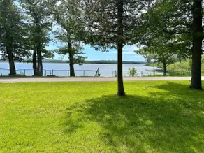 Lakeside Cottage with sand beach & fireplace! - Image 5