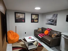 EllaP Suite, Free driveway parking - Image 3