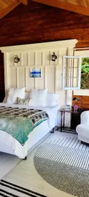 Dreamy Lakeside Hideaway-Boat-access only - Image 5