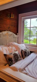 Dreamy Lakeside Hideaway-Boat-access only - Image 4