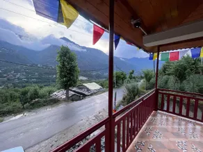 Work-Friendly Plum Orchard Stay in Kullu-Manali - Image 2