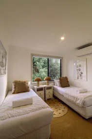 Melo Beach House - Charming Coastal Luxury - Image 3