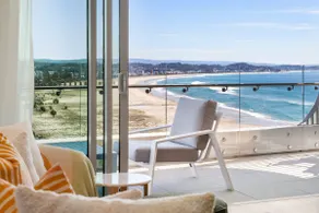 Luxurious 2BR 2BA Oceanfront Apartment Kirra - Image 2