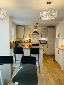 House-Sleeps 8-Parking-Garden - Image 2