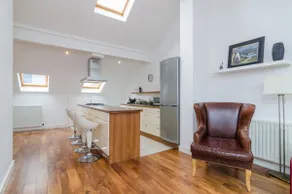 Spacious Top Floor Apartment city bound - Image 3