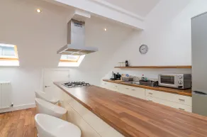 Spacious Top Floor Apartment city bound - Image 5