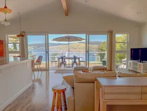 Bee Haus | Lakefront •Private Dock •Kayaks •Dogs - Image 3